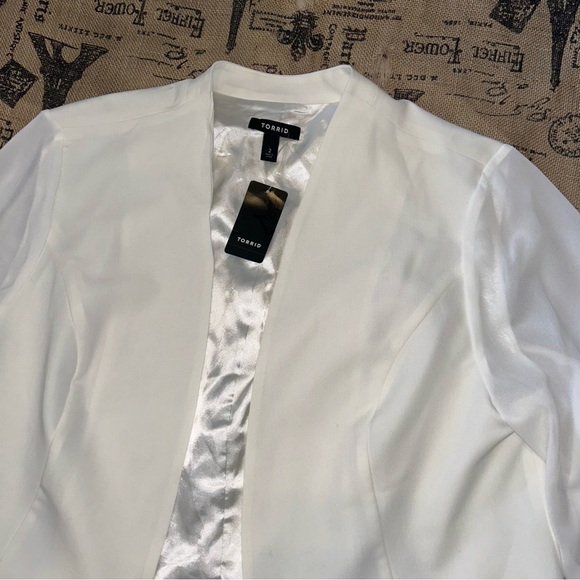 Torrid NWT! Ivory Georgt Cloud Dancer Cardigan Crepe Sleeve Blazer Size 2 - Picture 6 of 14